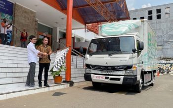 KTB Uji Coba Truk Listrik Mitsubishi Fuso eCanter, Gandeng Pos Indonesia dan Nestle Indonesia