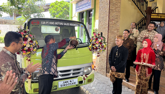 Program CSR, HMSI Serahkan 1 Unit Truk ke SMK Singosari Malang dan SMKN 2 Pengasih Kulonprogo