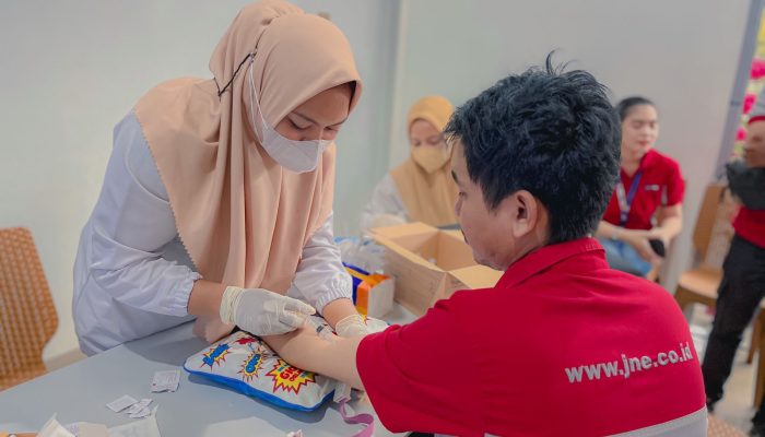JNE Beri Suntik Gratis Vitamin-C Sebanyak 5000 Dosis untuk Karyawan dan Masyarakat Umum
