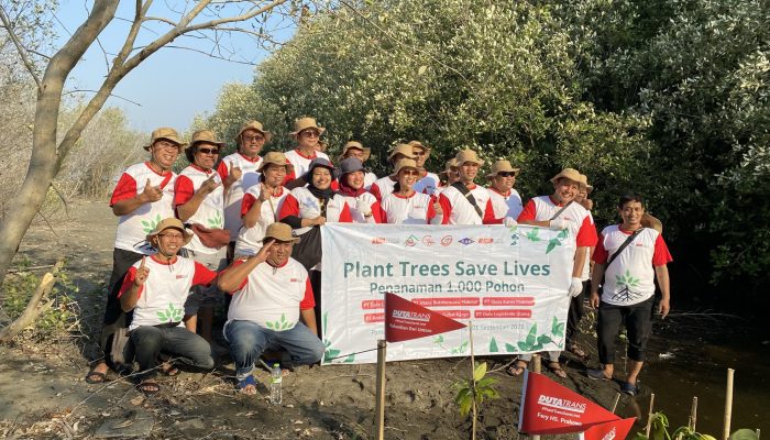DUTATRANS Group dan LindungiHutan Tanam 1.000 Mangrove di Pantai Mangunharjo