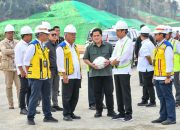 Jokowi Tinjau Progres Pembangunan Jalan Tol Akses Balikpapan ke Kawasan IKN