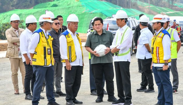 Jokowi Tinjau Progres Pembangunan Jalan Tol Akses Balikpapan ke Kawasan IKN