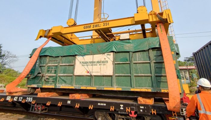 KAI Logistik Buka Layanan Angkutan Limbah B3 Rute Kalimas – Nambo Pakai Roll Off Box