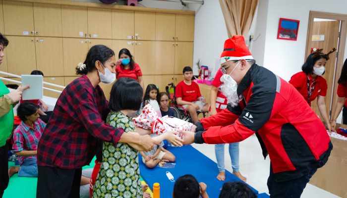 J&T Express Berbagi Paket Kebahagiaan Jelang Hari Natal di Komunitas Disabilitas Jakarta