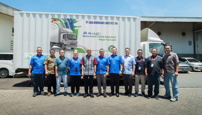 Respons Tren Teknologi Ramah Lingkungan, Jasa Berdikari Logistics Uji Coba Truk Listrik