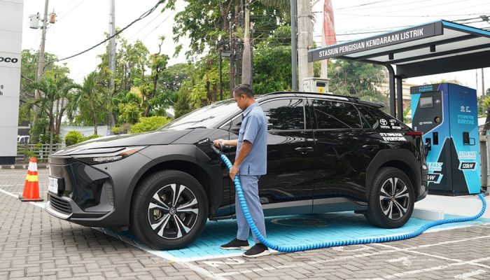 Terus Bertambah, Kini Pengisian Baterai Mobil Listrik Toyota Bisa di Gandaria City Mall