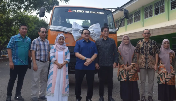 KTB Donasikan Mitsubishi Fuso Fighter X untuk Kendaraan Praktik ke SMK di Makassar