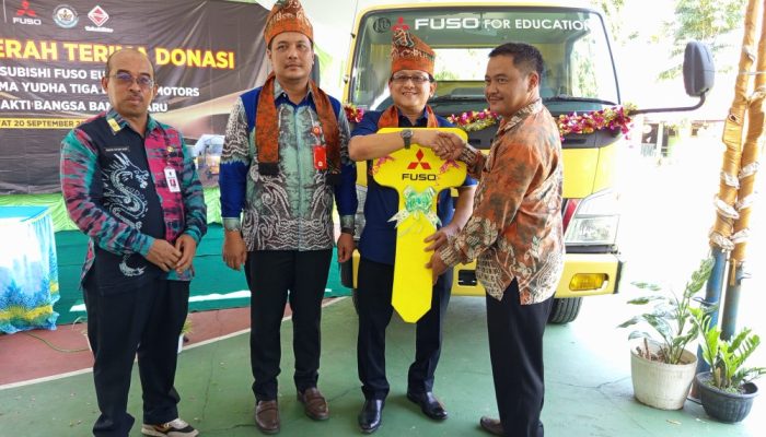 KTB Donasi Mitsubishi Fuso Canter Euro 4 Bagi SMK Bhakti Bangsa Banjarbaru