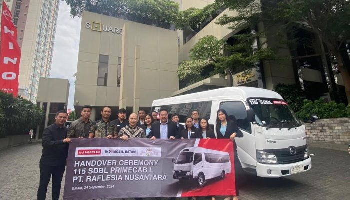 Hino Serahkan Bus 115 SDBL PRIMECAB L kepada  Raflesia Nusantara (i Hotel) di Batam