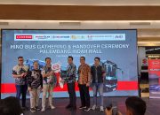Hino Serahkan 2 Unit Bus GB 150 AT kepada Palembang Indah Mall untuk Shuttle Bus Pengunjung