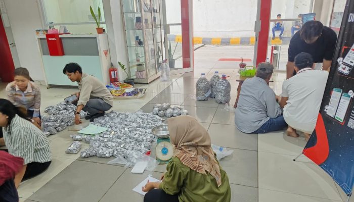 Hasil Tabungan Usaha 5 Tahun, Konsumen Di Palangkaraya Beli Truk Isuzu Pakai Uang Koin