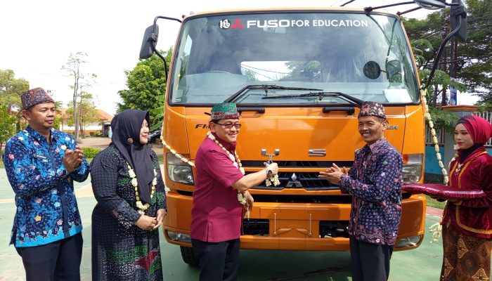 Mitsubishi Fuso Donasikan 1 Unit Truk ke SMK Negeri 1 Kamal Untuk Media Pembelajaran