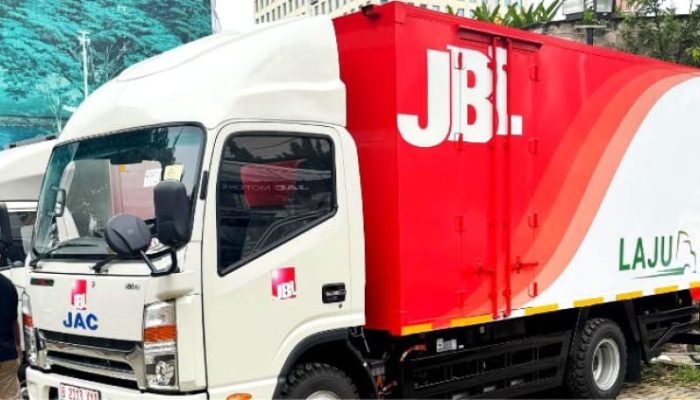 Transisi Green Logistics,  Jasa Berdikari Logistics Targetkan Pengadaan 500 Truk Listrik pada 2030