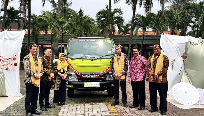 Hino Indonesia Serahkan CSR Truk untuk SMKN 2 Tangerang sebagai Media Pembelajaran