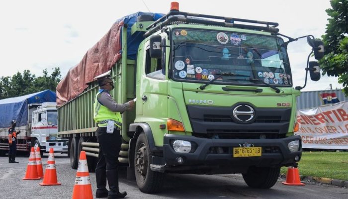 Dedi Mulyadi Larang Truk ODOL Beroperasi di Jalanan Jawa Barat per 2 Januari 2026