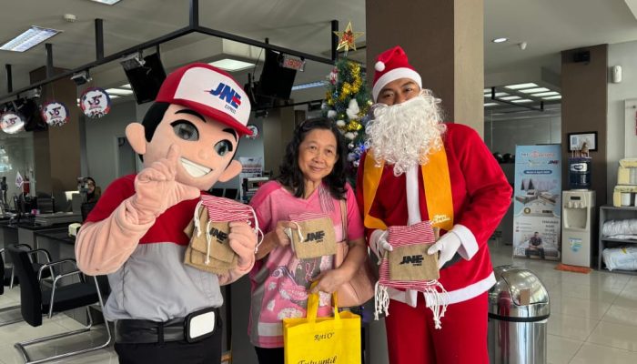 JNE Bersama Masyarakat Berbagi Kebahagiaan Penuh Kasih di Perayaan Natal 2025