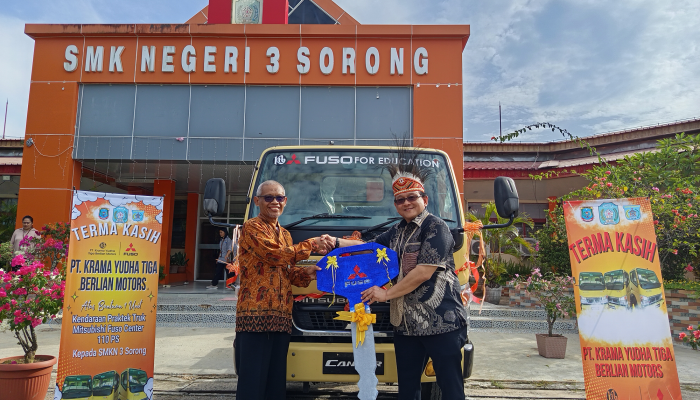 Bakti Pendidikan,  KTB Donasikan Mitsubishi Fuso Colt Diesel kepada SMK Negeri 3 Sorong