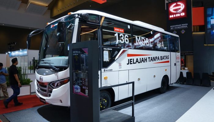 Hino Luncurkan Bus 4×4 Terbaru untuk Operasional Medan Berat di GIICOMVEC 2026