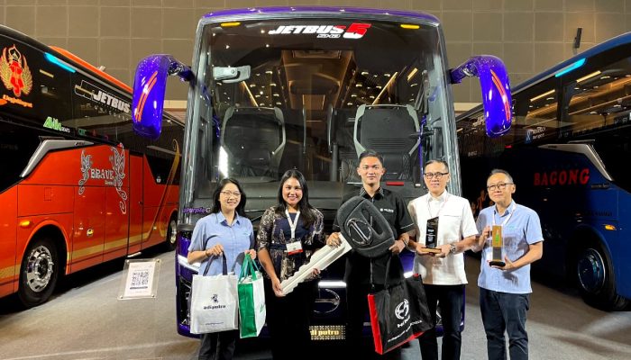 Hino Serahkan Unit Bus RM 280 ABS kepada PO. PHD Trans di Busworld Southeast Asia 2026