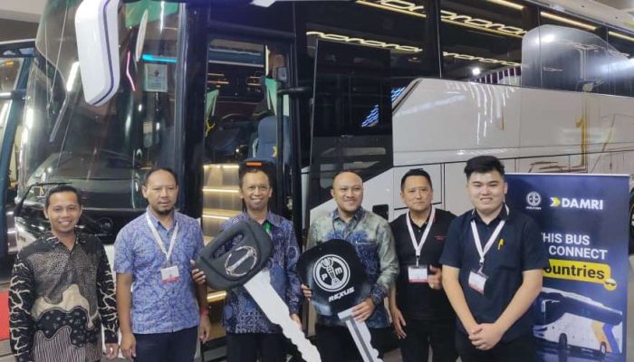 Handover Bus di Busworld Southeast Asia 2026, Hino dan DAMRI Siapkan Armada Bus ‘Trip 3 Negara’