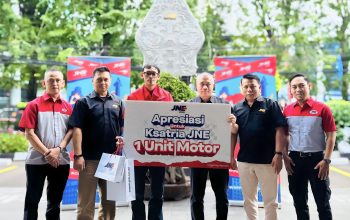 JNE Kecam Aksi Pembegalan Kurir di Bandung, Berikan Apresiasi 1 Unit Motor kepada Korban