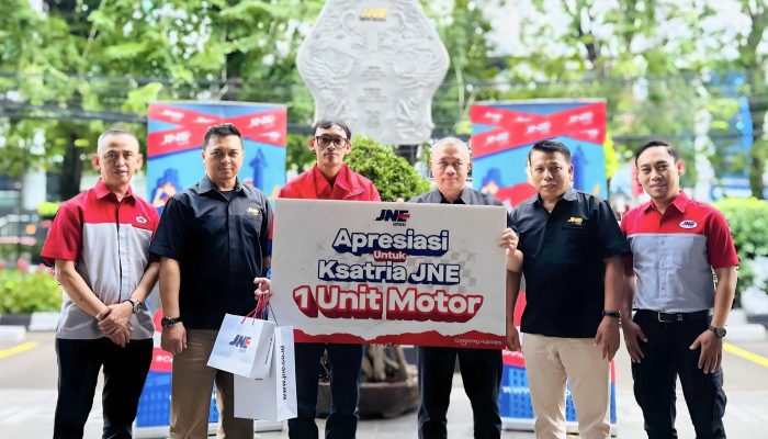 JNE Kecam Aksi Pembegalan Kurir di Bandung, Berikan Apresiasi 1 Unit Motor kepada Korban