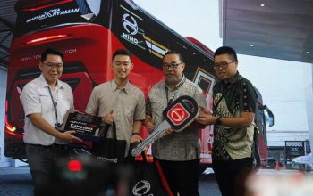 Serah Terima di GIIAS 2026, PO Efisiensi dan PO Kairos Percayakan Armada Barunya kepada Hino