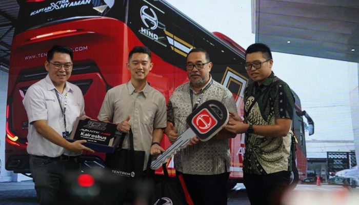 Serah Terima di GIIAS 2026, PO Efisiensi dan PO Kairos Percayakan Armada Barunya kepada Hino