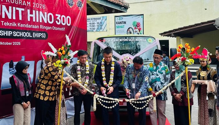 Hino Serahkan Truk Hino 300 sebagai Kendaraan Praktik SMK Muhammadiyah 3 Yogyakarta