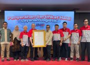 Diserahkan Langsung Babe Haikal, JNE Raih Sertifikasi Halal untuk Layanan Logistik dari BPJPH
