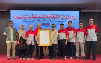 Diserahkan Langsung Babe Haikal, JNE Raih Sertifikasi Halal untuk Layanan Logistik dari BPJPH