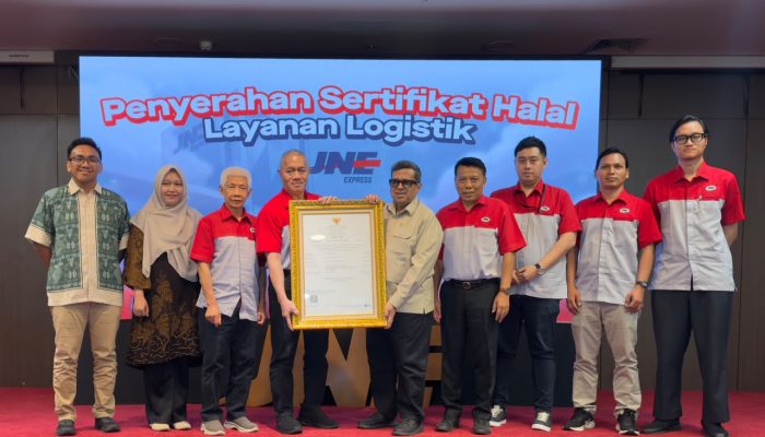 Diserahkan Langsung Babe Haikal, JNE Raih Sertifikasi Halal untuk Layanan Logistik dari BPJPH
